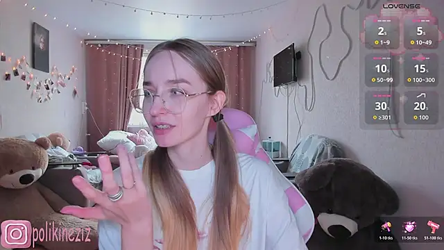 Snapshot of MoonDust chatting on April 21, 2:23 pm MoonDust online show from April 21, 2:23 pm