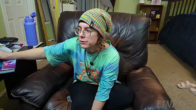 Snapshot of Linzy_19 chatting on December 25, 2:35 am Linzy 19 online show from December 25, 2:35 am