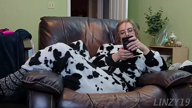 Snapshot of Linzy_19 chatting on January 12, 3:17 am Linzy 19 online show from January 12, 3:17 am