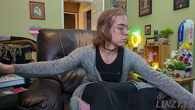 Snapshot of Linzy_19 chatting on January 14, 11:37 pm Linzy 19 online show from January 14, 11:37 pm