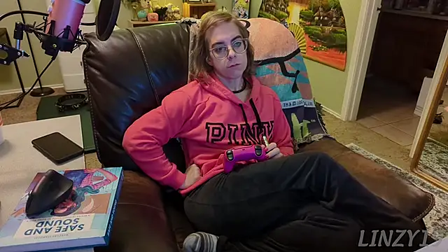 Snapshot of Linzy_19 chatting on February 3, 4:25 am Linzy 19 online show from February 3, 4:25 am