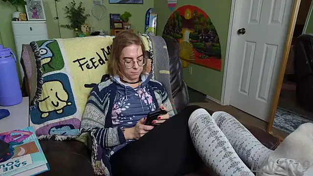 Snapshot of Linzy_19 chatting on February 4, 5:12 pm Linzy 19 online show from February 4, 5:12 pm