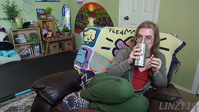 Snapshot of Linzy_19 chatting on February 13, 5:33 pm Linzy 19 online show from February 13, 5:33 pm