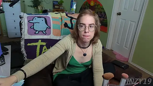 Snapshot of Linzy_19 chatting on February 20, 3:52 pm Linzy 19 online show from February 20, 3:52 pm