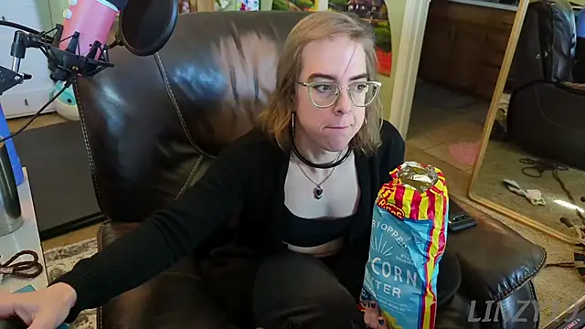 Snapshot of Linzy_19 chatting on February 24, 7:30 pm Linzy 19 online show from February 24, 7:30 pm