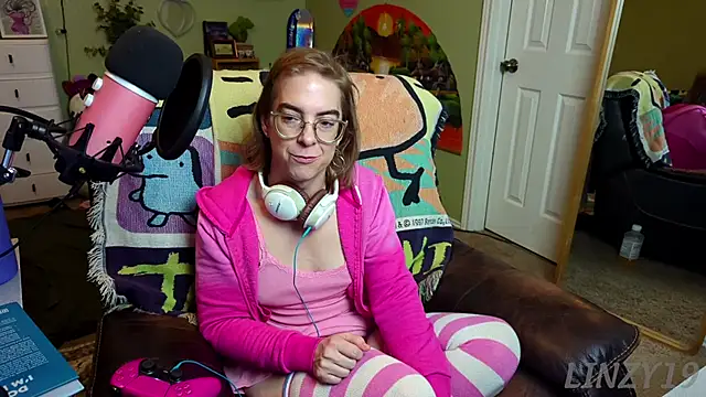 Snapshot of Linzy_19 chatting on March 3, 3:41 am Linzy 19 online show from March 3, 3:41 am