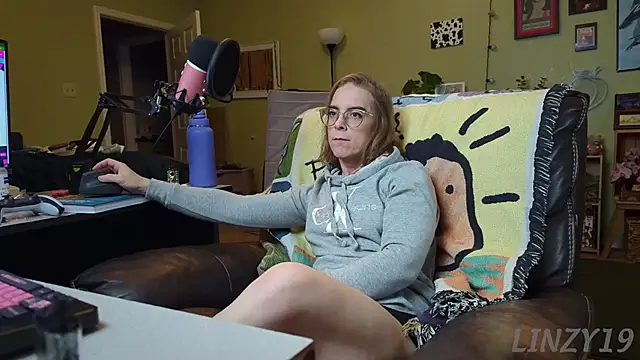 Snapshot of Linzy_19 chatting on March 5, 2:36 am Linzy 19 online show from March 5, 2:36 am