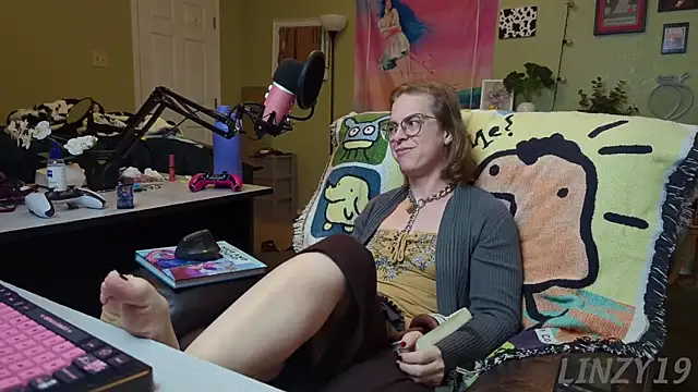 Snapshot of Linzy_19 chatting on March 12, 3:02 am Linzy 19 online show from March 12, 3:02 am