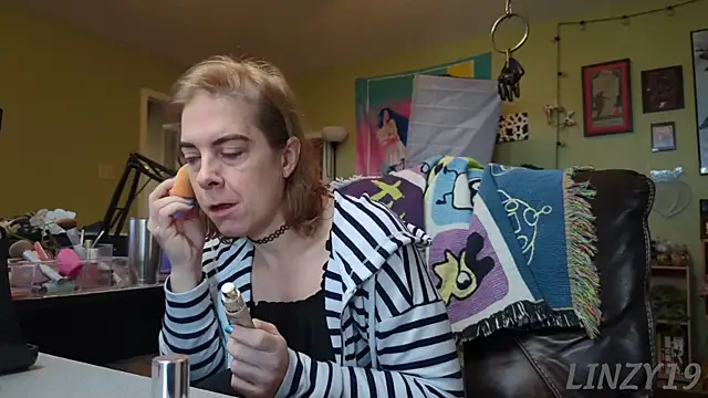 Snapshot of Linzy_19 chatting on March 21, 4:18 pm Linzy 19 online show from March 21, 4:18 pm