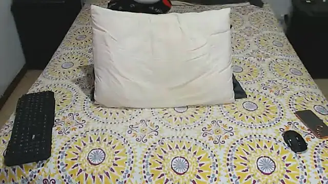 Snapshot of JahsHot chatting on December 1, 7:52 pm JahsHot online show from December 1, 7:52 pm