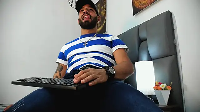 Thiagogomez online show from April 13, 7:19 pm