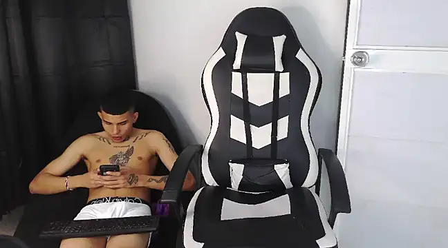 Snapshot of hot_king20 chatting on February 7, 5:41 am hot king20 online show from February 7, 5:41 am