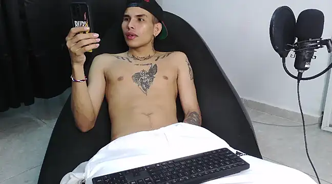 Snapshot of hot_king20 chatting on February 26, 7:42 am hot king20 online show from February 26, 7:42 am