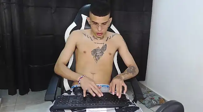 Snapshot of hot_king20 chatting on March 8, 4:23 am hot king20 online show from March 8, 4:23 am