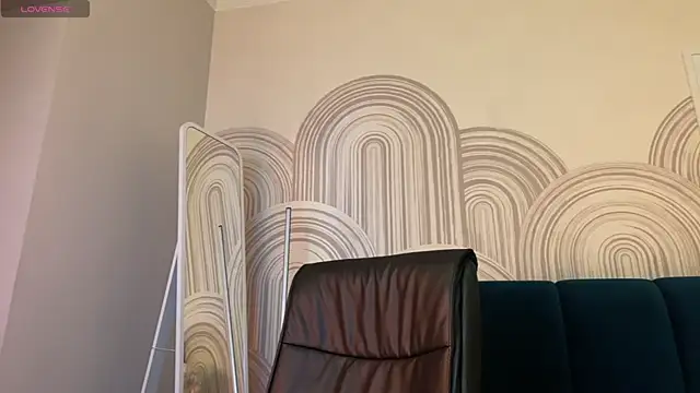 viviann evans online show from April 9, 1:05 am