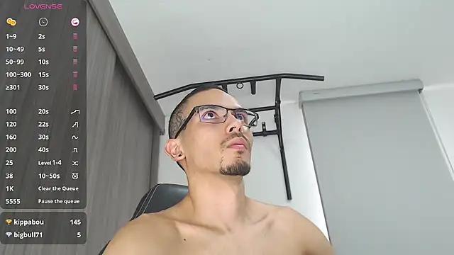 russthiago online show from March 14, 6:29 pm