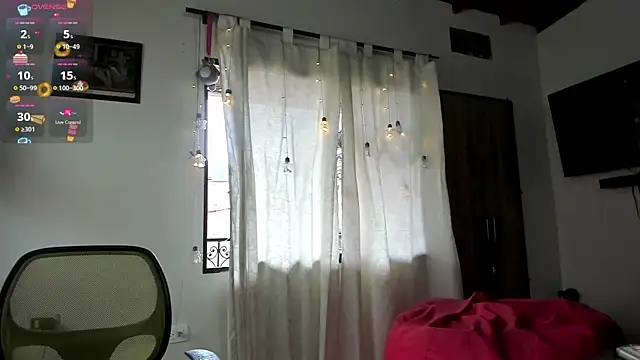 Snapshot of Rainbow_leia chatting on December 21, 6:44 pm Rainbow leia online show from December 21, 6:44 pm