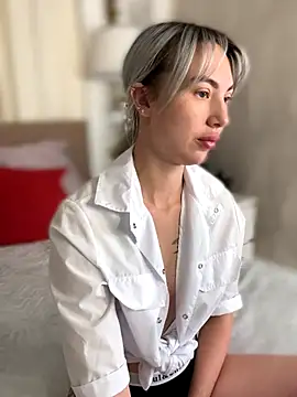 Snapshot of MiaMinx chatting on December 14, 11:42 pm MiaMinx online show from December 14, 11:42 pm