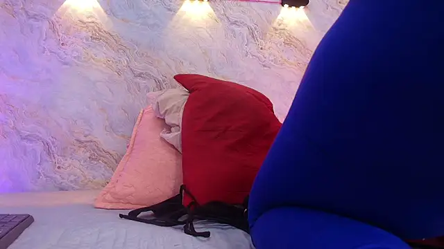 jones maddy  online show from October 1, 12:00 pm