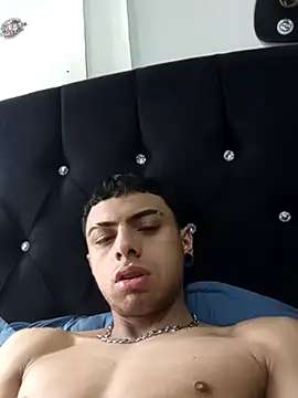 Snapshot of Mollly_n_david chatting on October 24, 4:36 pm Mollly n david online show from October 24, 4:36 pm