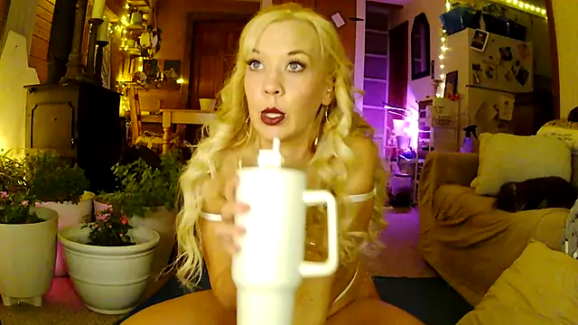 lyra rose online show from April 18, 3:10 am