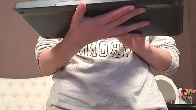 KylieLipa online show from February 25, 7:25 pm