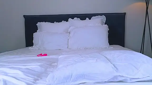 Snapshot of NicoleMarani chatting on October 9, 4:43 am NicoleMarani online show from October 9, 4:43 am