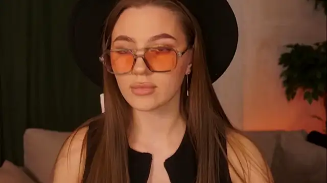 Snapshot of MaryHillty chatting on December 6, 12:16 pm MaryHillty online show from December 6, 12:16 pm