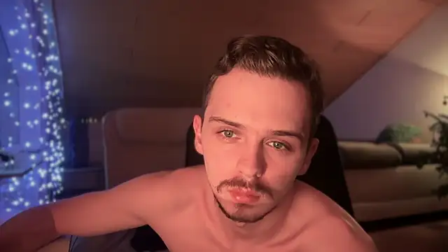 Snapshot of naked_psy chatting on January 10, 4:44 am naked psy online show from January 10, 4:44 am