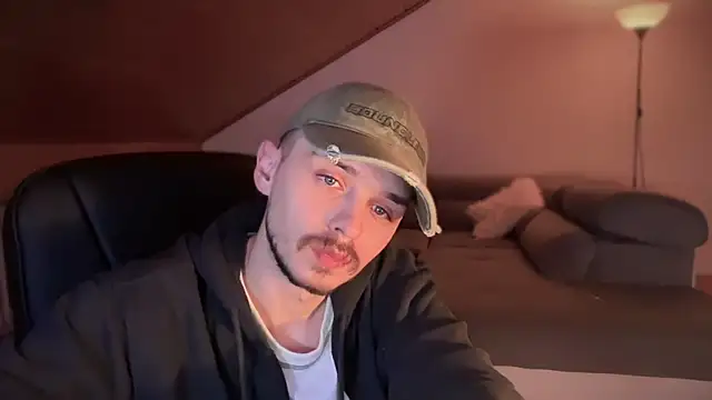 Snapshot of naked_psy chatting on February 4, 3:33 am naked psy online show from February 4, 3:33 am