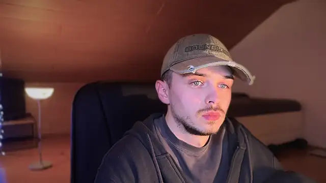 Snapshot of naked_psy chatting on February 15, 5:30 am naked psy online show from February 15, 5:30 am