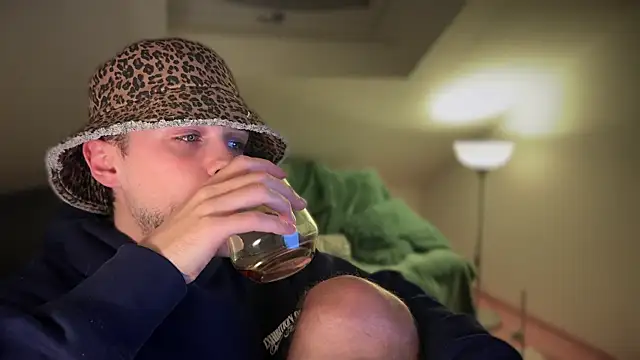 Snapshot of naked_psy chatting on March 13, 5:50 pm naked psy online show from March 13, 5:50 pm