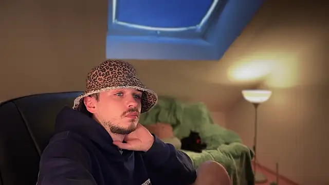 Snapshot of naked_psy chatting on March 14, 9:03 am naked psy online show from March 14, 9:03 am