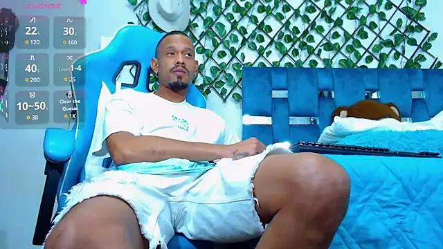 Snapshot of black_latin23cm chatting on February 16, 12:19 am black latin23cm online show from February 16, 12:19 am
