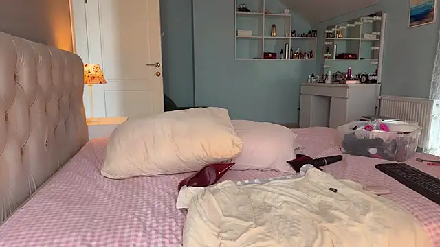 MissSiona online show from April 20, 8:28 am