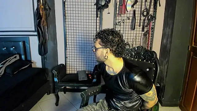 Twisted Fantasy online show from April 24, 3:20 am