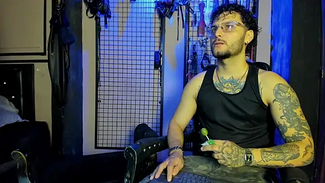 Snapshot of Twisted_Fantasy chatting on June 20, 5:21 am Twisted Fantasy online show from June 20, 5:21 am