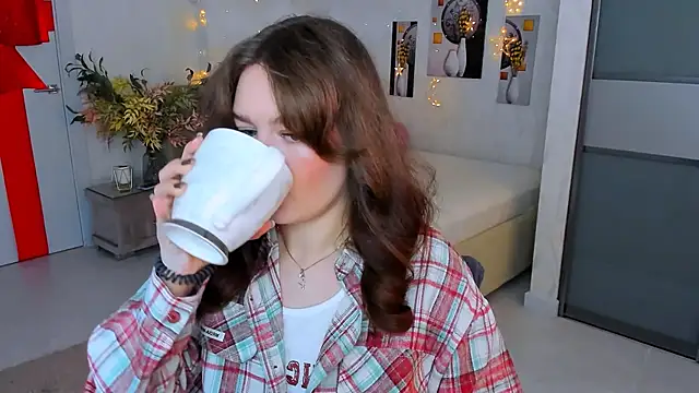 MiracleCurly online show from March 15, 10:03 am