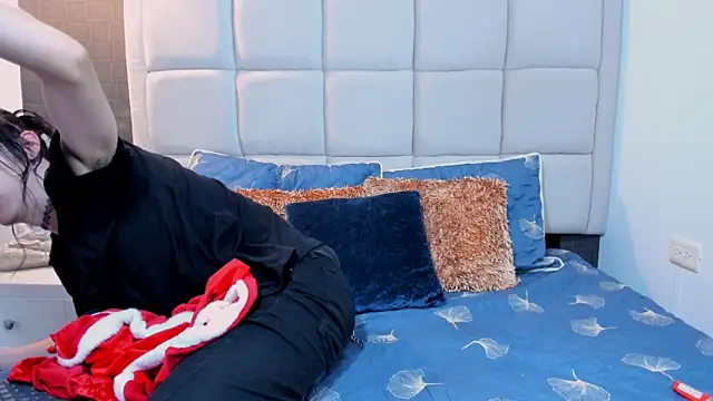 Snapshot of Hecatee_77 chatting on December 23, 5:43 pm Hecatee 77 online show from December 23, 5:43 pm