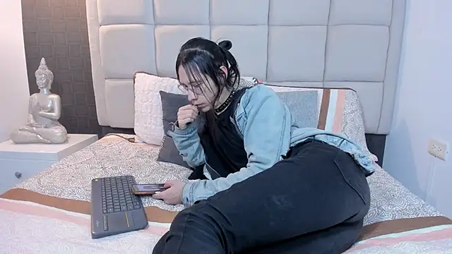 Snapshot of Hecatee_77 chatting on February 8, 7:27 pm Hecatee 77 online show from February 8, 7:27 pm