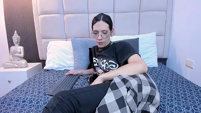 Snapshot of Hecatee_77 chatting on February 21, 8:05 pm Hecatee 77 online show from February 21, 8:05 pm