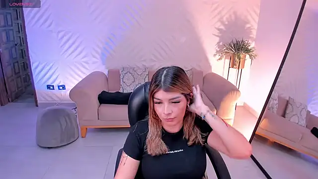 Snapshot of LisaMonroe_ chatting on March 10, 8:23 pm LisaMonroe online show from March 10, 8:23 pm