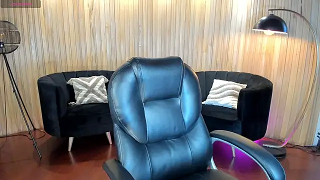 LisaMonroe  online show from March 20, 8:25 pm