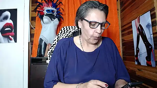 Snapshot of merlyna_goldens chatting on February 1, 3:08 am merlyna goldens online show from February 1, 3:08 am