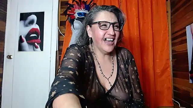 Snapshot of merlyna_goldens chatting on February 6, 6:08 am merlyna goldens online show from February 6, 6:08 am