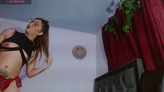 Snapshot of DULCE_ZOE chatting on February 28, 3:51 am DULCE ZOE online show from February 28, 3:51 am