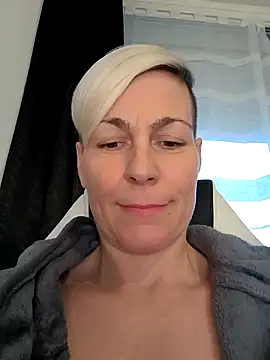 Snapshot of DarleenHot chatting on December 17, 2:44 pm DarleenHot online show from December 17, 2:44 pm