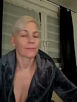 Snapshot of DarleenHot chatting on December 20, 6:29 am DarleenHot online show from December 20, 6:29 am