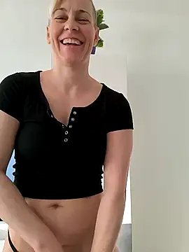 Snapshot of DarleenHot chatting on January 7, 9:18 am DarleenHot online show from January 7, 9:18 am