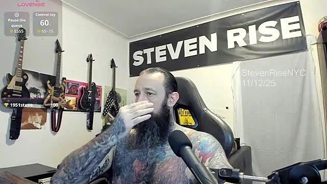 Snapshot of StevenRiseNYC chatting on November 13, 3:05 am StevenRiseNYC online show from November 13, 3:05 am